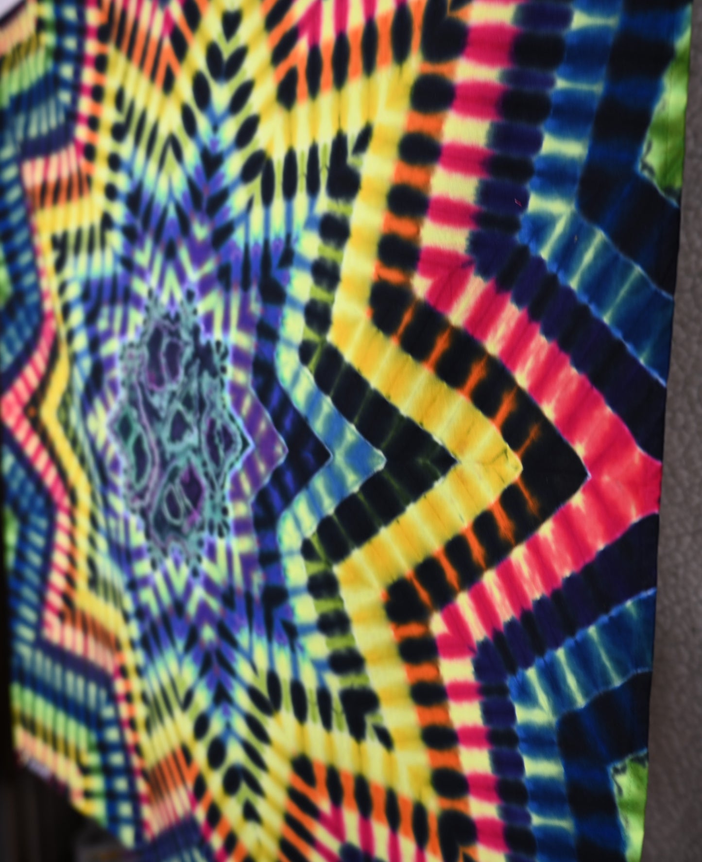 33.25X34.25" UV Reactive NeoDNA Decagram/Geode Cntr Tie Dye on a Tapestry* made from a Piece of Robert Kaufman Kona Cotton read description