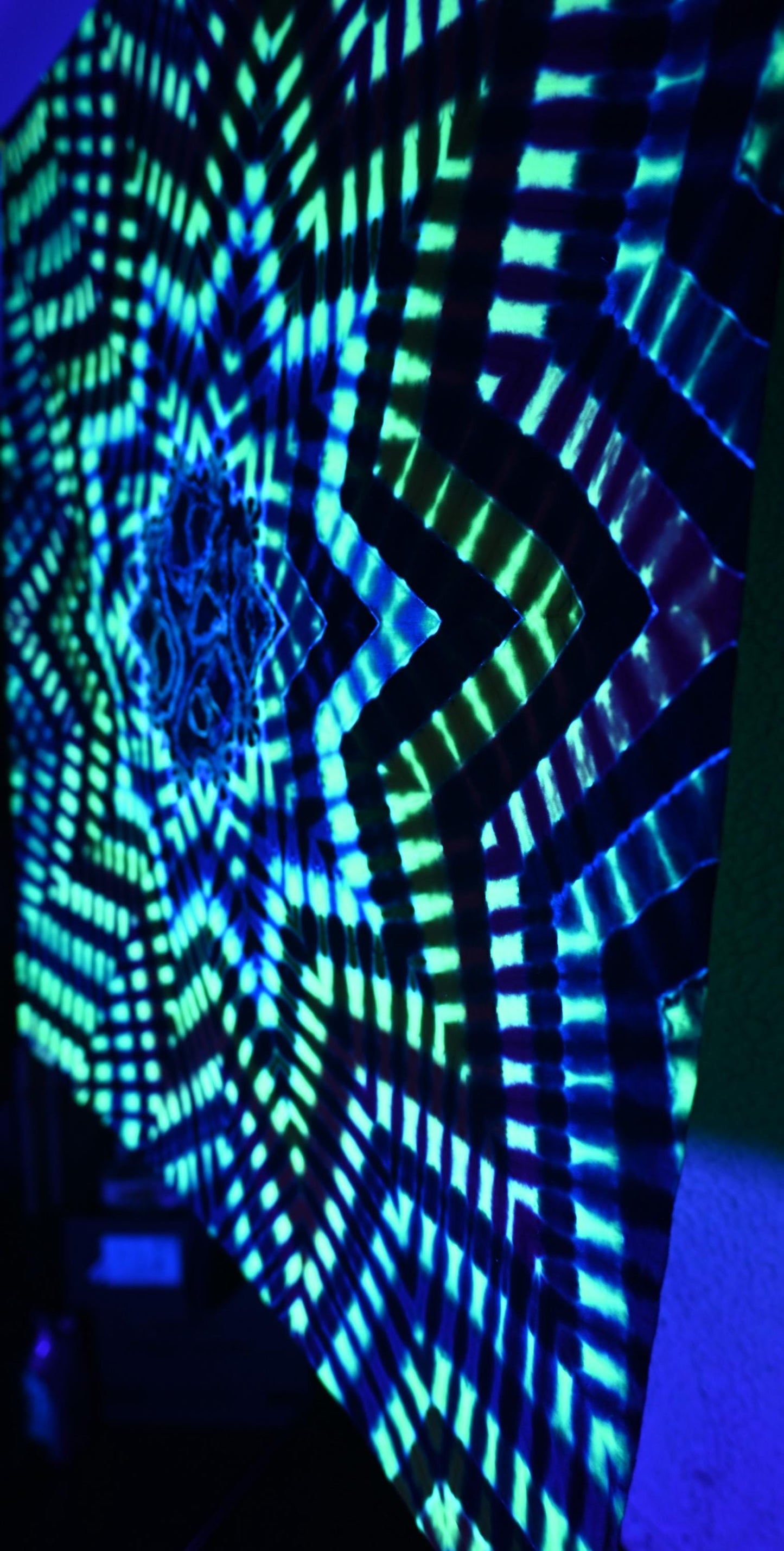 33.25X34.25" UV Reactive NeoDNA Decagram/Geode Cntr Tie Dye on a Tapestry* made from a Piece of Robert Kaufman Kona Cotton read description