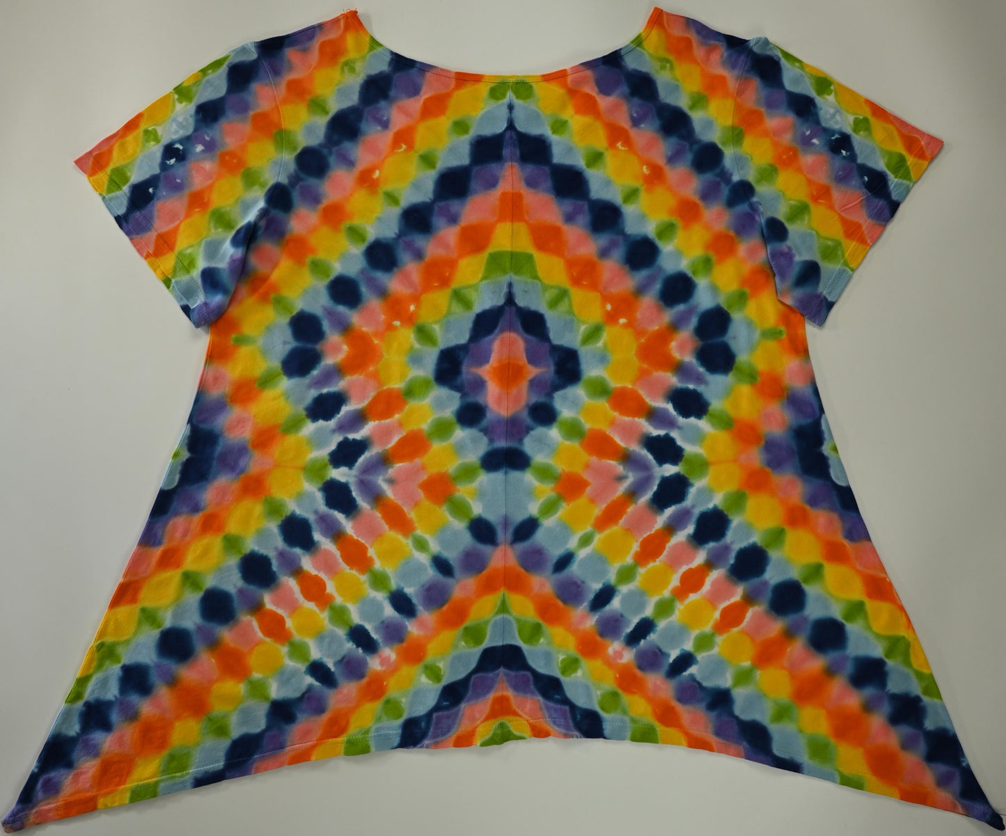 Women's XL Zig Zaggy Honeycomb Tie Dye on a Dharma Trading Company Asymmetric Cotton Tunic - Short Sleeve