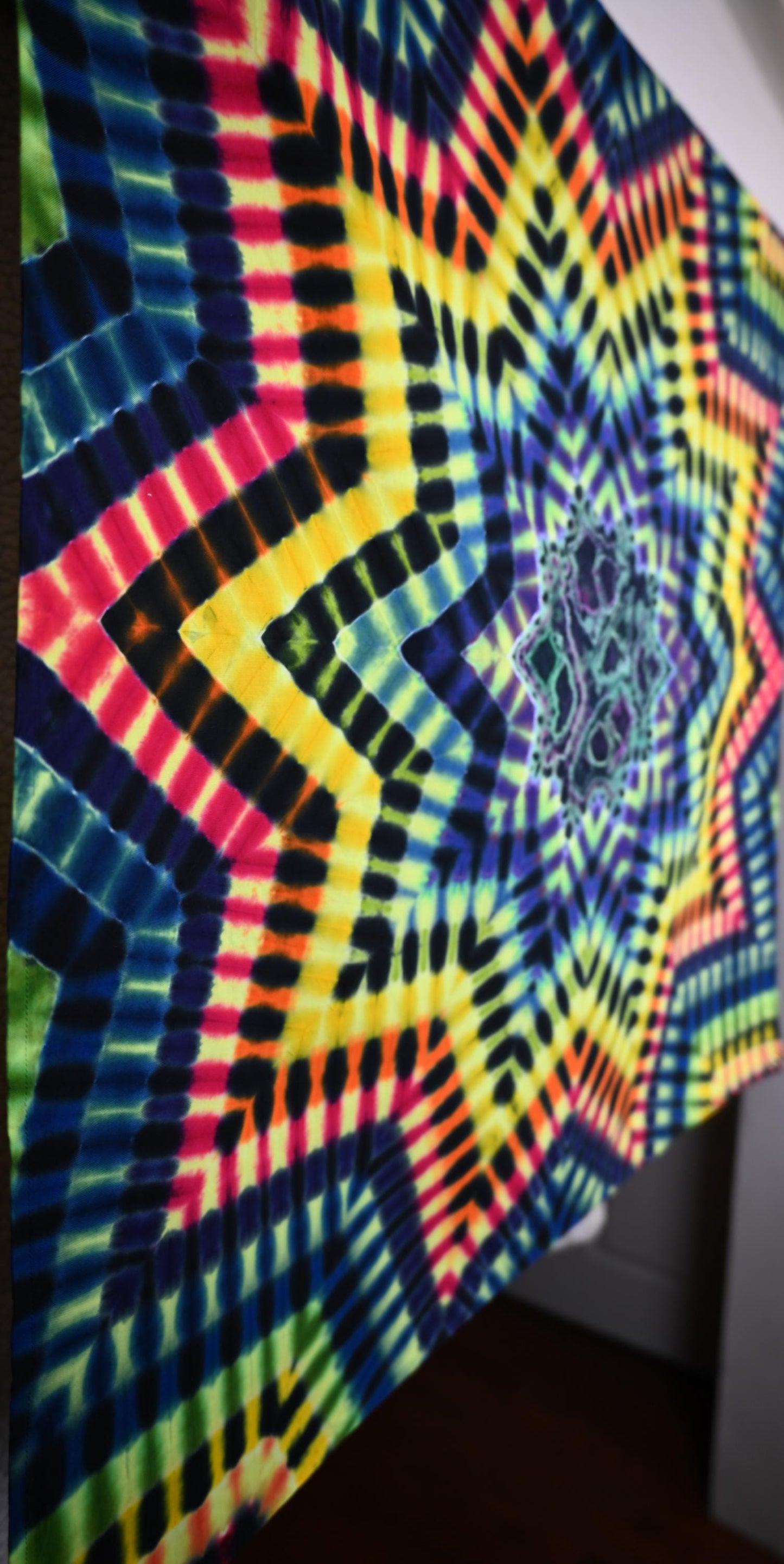 33.25X34.25" UV Reactive NeoDNA Decagram/Geode Cntr Tie Dye on a Tapestry* made from a Piece of Robert Kaufman Kona Cotton read description