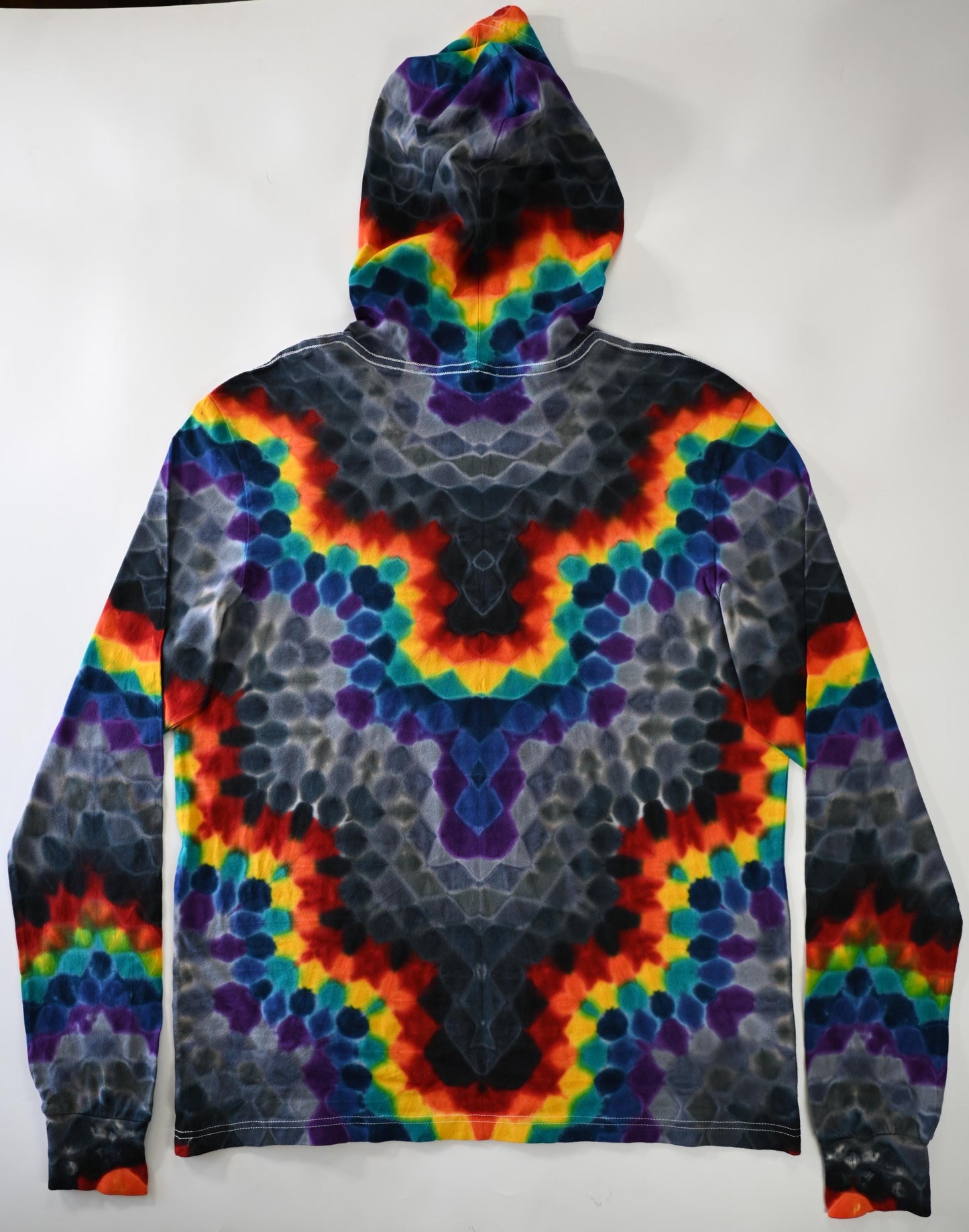 XL Symmetrical Zig Zag Honeycomb Tie Dye on a Bella + Canvas 3512 Unisex Jersey Long-Sleeve Hoodie*