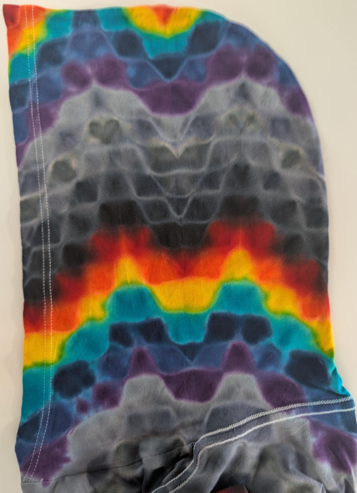 XL Symmetrical Zig Zag Honeycomb Tie Dye on a Bella + Canvas 3512 Unisex Jersey Long-Sleeve Hoodie*