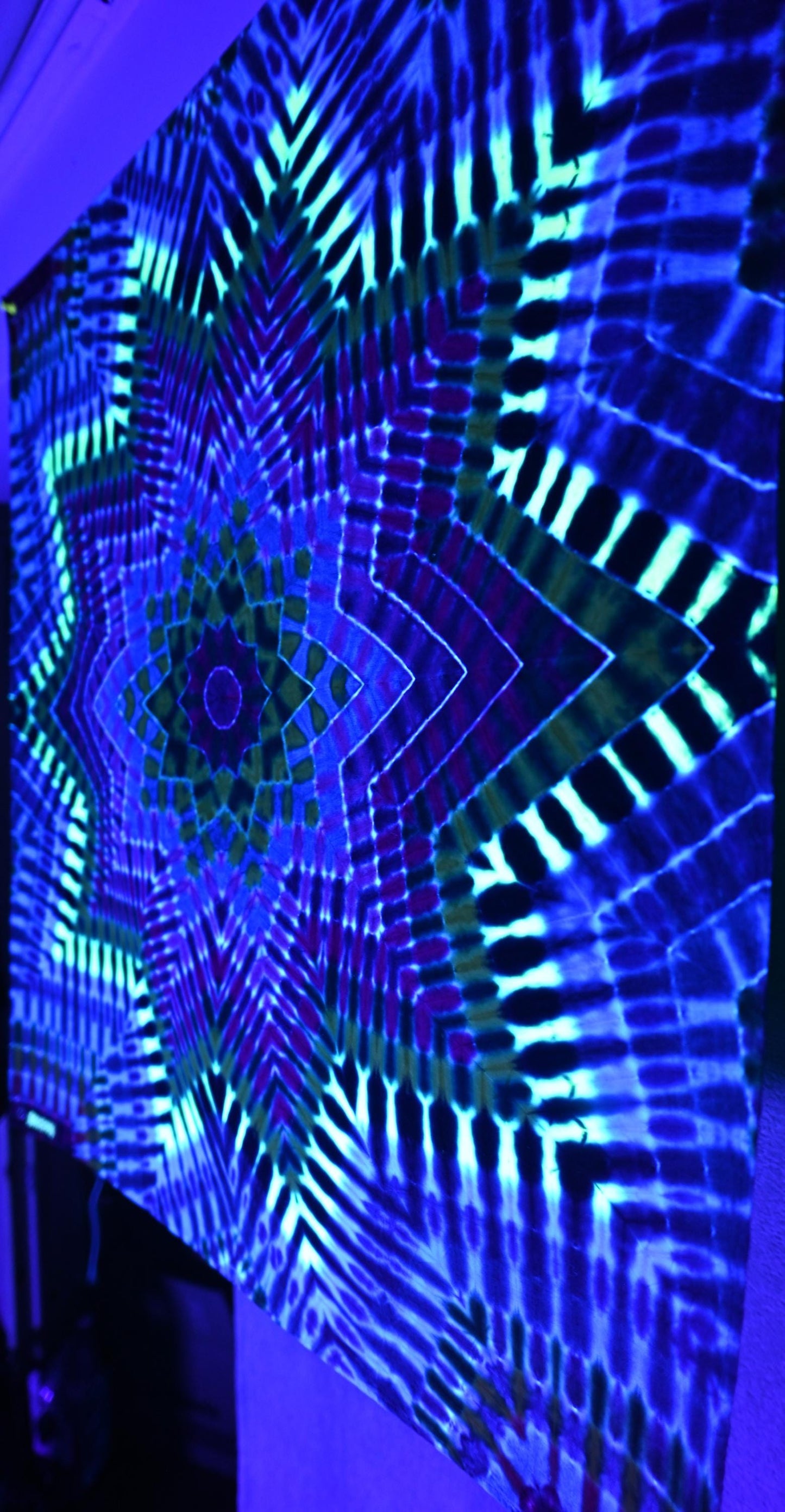 33.5"X34.5" UV Reactive Neo DNA Decagram (Tie Dye on a Tapestry* made by Hemming around Robert Kaufman Kona Cotton Read Description